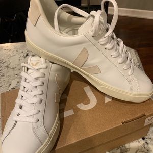 Brand new, never work Veja sneakers. Perfect for summer!